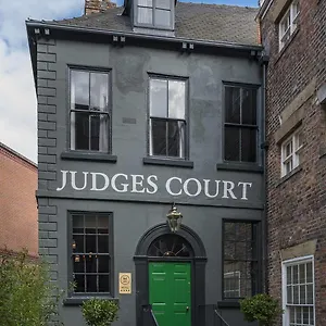 4* Gasthuis Judges Court